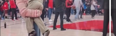 开云APP-混得太熟了！杨瀚森女友抱着利拉德儿子在场边转圈圈