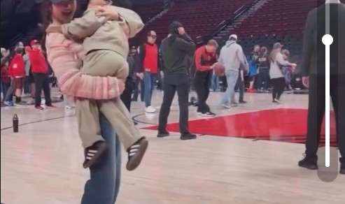 开云APP-混得太熟了！杨瀚森女友抱着利拉德儿子在场边转圈圈