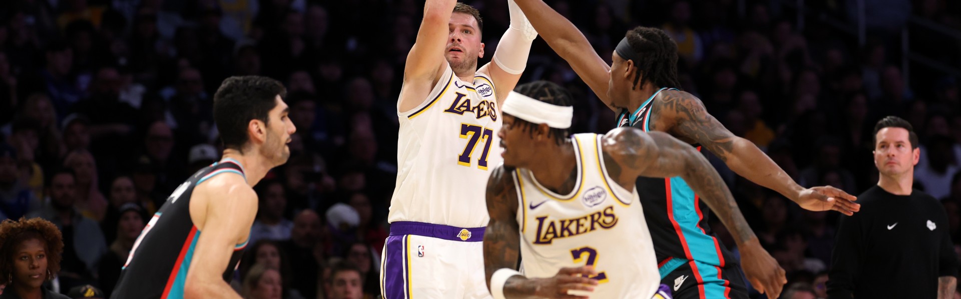 开云下载网址-继续收割纪录！东契奇单赛季100记三分仅用31场 湖人队史最快