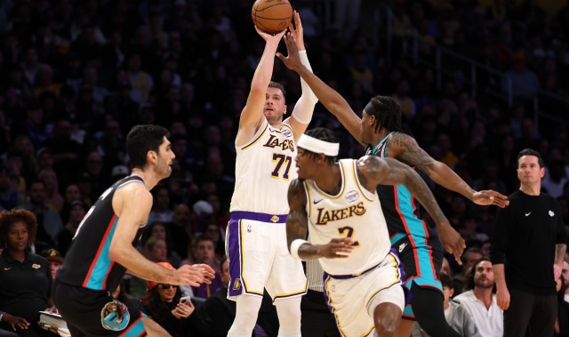 开云下载网址-继续收割纪录！东契奇单赛季100记三分仅用31场 湖人队史最快